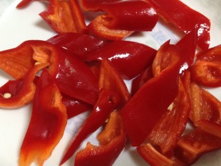 8、干锅西兰花,红椒改刀切成如图所示的菱形块，放入碗中备用！