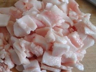 9、干锅西兰花,肥肉切片，如图所示，然后放入碗中备用！