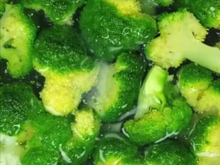 12、干锅西兰花,食材改刀准备好之后我们开始制作，首先起锅烧水，放入适量的盐和食用油，水开之后倒入西兰花焯水，断生之后即可捞出控水！