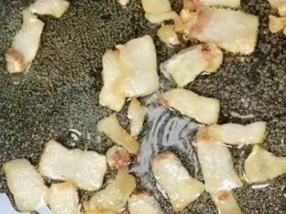 13、干锅西兰花,起锅烧油，锅内放入适量食用油，倒入肥肉片煸炒，将肉煸炒至如图所示！