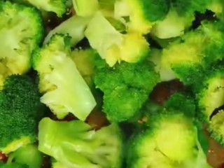 15、干锅西兰花,炒香之后倒入焯水之后的西兰花，翻炒均匀！