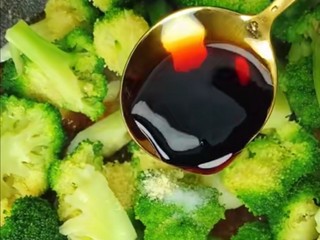 16、干锅西兰花,开始调味，放入适量的盐、鸡精、味精、生抽和红椒块！