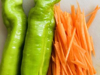 1、青椒炒金针菇,备料：所有材料洗净，胡萝卜切丝。