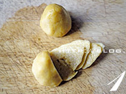 1、窝头回锅肉,将凉透的窝窝头切成薄片待用。