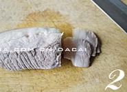 2、窝头回锅肉,将猪腿肉洗净,锅中放入适量水和姜片、葱段,水开后放入肉煮至刚熟(用筷子能戳透肉),捞起用冷水稍浸,沥干。将肉切成约4厘米宽、5厘米长、0.3厘米厚的肉片,豆瓣、豆豉剁碎待用;蒜苗洗净斜切成段待用。