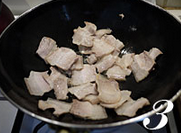 3、窝头回锅肉,炒锅烧热,放油,下肉片炒到肉片稍卷,出油。