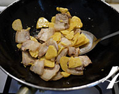 4、窝头回锅肉,下窝窝头片一起炒匀