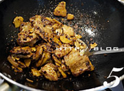 5、窝头回锅肉,下蒜末、郫县豆瓣、豆豉、甜面酱、酱油、糖炒匀。