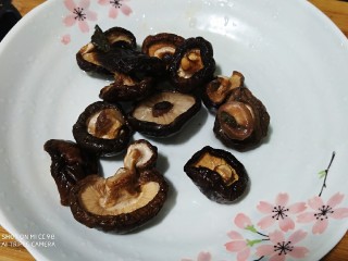 1、香辣梅干菜 超级下饭,干香菇泡开