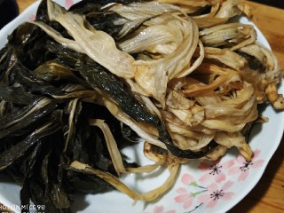 2、香辣梅干菜 超级下饭,梅干菜泡开(如果时间短,可以用开水煮一会,梅干菜变软)
