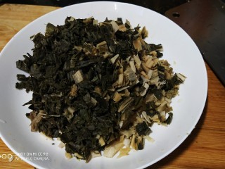 5、香辣梅干菜 超级下饭,梅干菜切碎