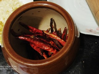 11、香辣梅干菜 超级下饭,辣椒干炒至微糊,用舂钵舂碎