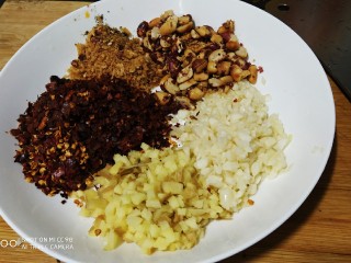 12、香辣梅干菜 超级下饭,生姜大蒜粒,辣椒碎,虾粉,花生碎