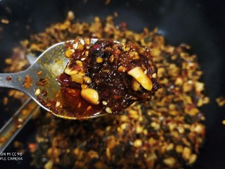 17、香辣梅干菜 超级下饭,加入秘制辣酱两勺(香菇鸡肉辣酱,有菜谱),加盐翻炒均匀