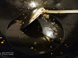 20、香辣梅干菜 超级下饭,油烧热