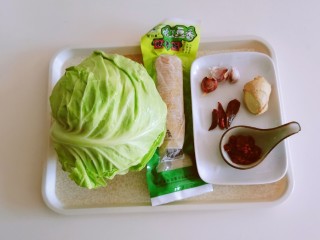 1、干锅包菜,食材准备好。