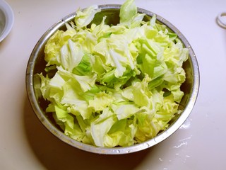 3、干锅包菜,撕成小片。