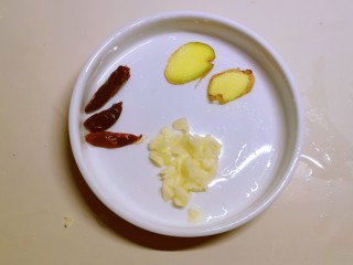 4、干锅包菜,姜切片，蒜切碎。