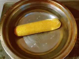 5、干锅包菜,素鸡放入开水中煮2分钟。