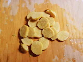 6、干锅包菜,切片。