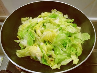 8、干锅包菜,放入包菜翻炒断生出锅。
