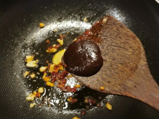 11、干锅包菜,倒入甜面酱翻炒均匀。