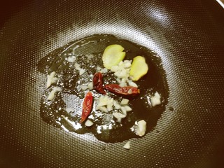 9、干锅包菜,再起油锅放入1汤匙食用油，放入干辣椒和姜蒜，翻炒出香味。