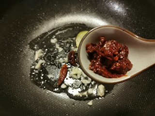 10、干锅包菜,放入郫县豆瓣酱炒出红油。