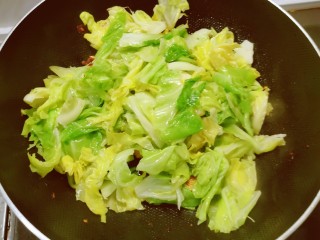 13、干锅包菜,放入包菜翻炒。