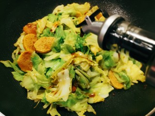 14、干锅包菜,倒入酱油。