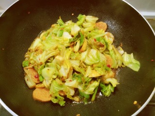 15、干锅包菜,翻炒均匀，收汁关火。