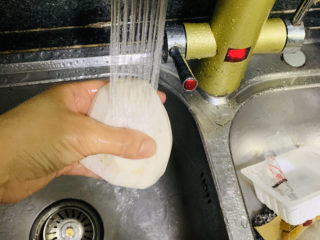 2、翻砂芋头,用水冲洗干净；