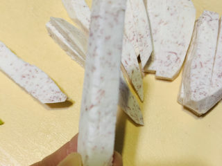 4、翻砂芋头,将芋头切条状；