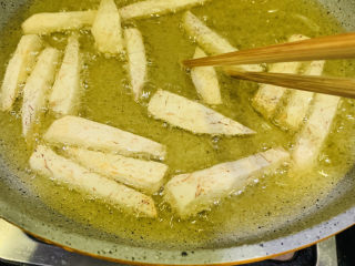 7、翻砂芋头,芋头炸时，要翻面；