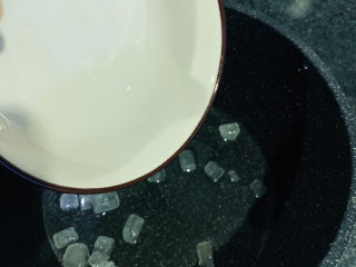 11、翻砂芋头,加入适量清水；