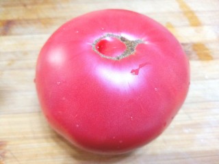 1、番茄炒茄子,番茄洗净