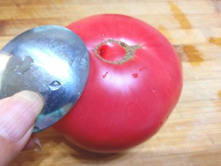 2、番茄炒茄子,用勺子刮一边