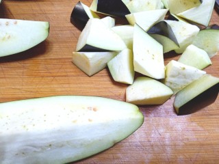 8、番茄炒茄子,切滚刀块