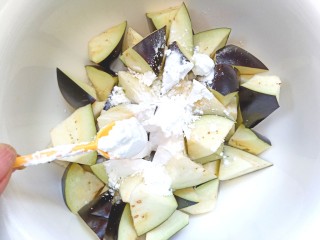 10、番茄炒茄子,撒上淀粉