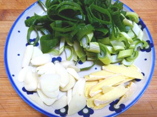 12、番茄炒茄子,葱，姜，蒜切好备用