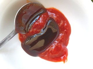 13、番茄炒茄子,取碗加入番茄酱，耗油