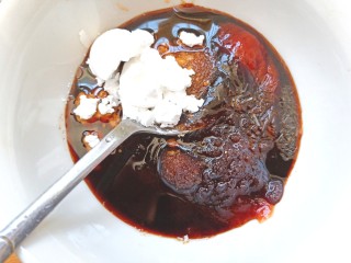 15、番茄炒茄子,淀粉，水，搅拌均匀