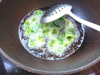 17、番茄炒茄子,下青椒炸5秒左右捞出