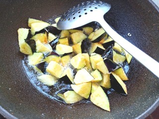 18、番茄炒茄子,放入茄子，炸至金黄色老抽