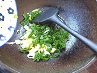 21、番茄炒茄子,爆香葱，姜，蒜