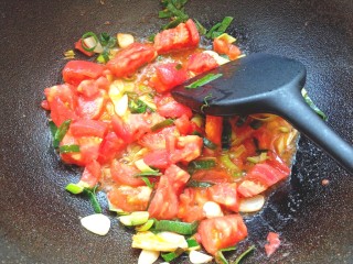 22、番茄炒茄子,倒入番茄翻炒片刻