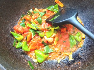 23、番茄炒茄子,放入青椒翻炒均匀