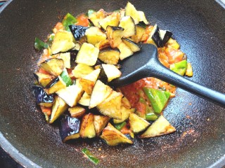 24、番茄炒茄子,下入茄子