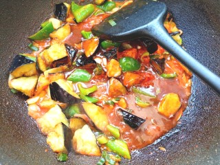 25、番茄炒茄子,倒入料汁，翻炒均匀出锅装盘