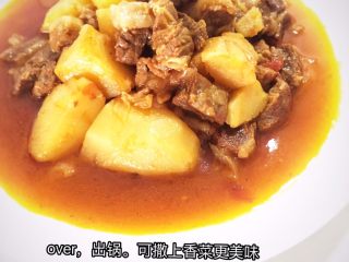 6、土豆烧牛肉（番茄版）,over，起锅。撒香菜。